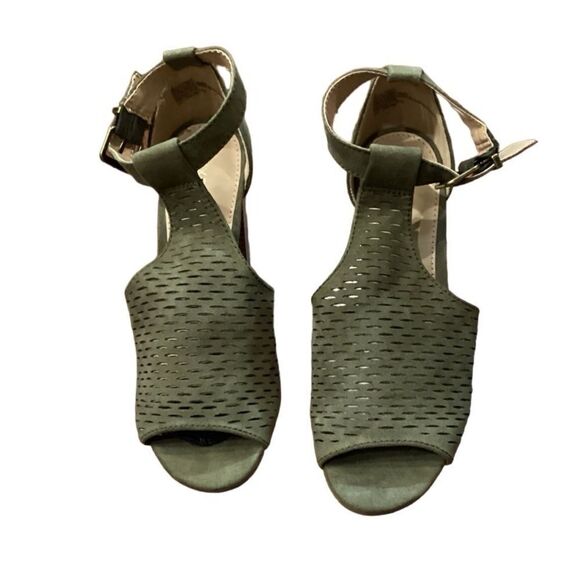 EXPRESS Perforated chunky block heel shoes olive green size 6 peep toe - Picture 1 of 10